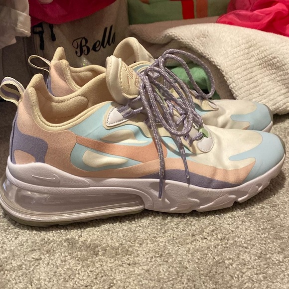 270 reacts all black